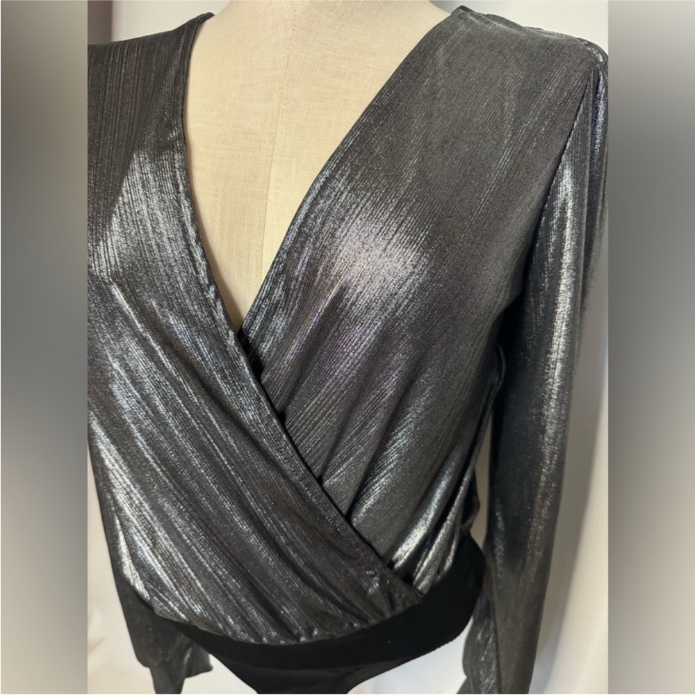 NWT Good Luck Gem Silver Metallic Puffy Long Sleeve Open Back Blouse
Bodysuit S - Picture 1 of 5